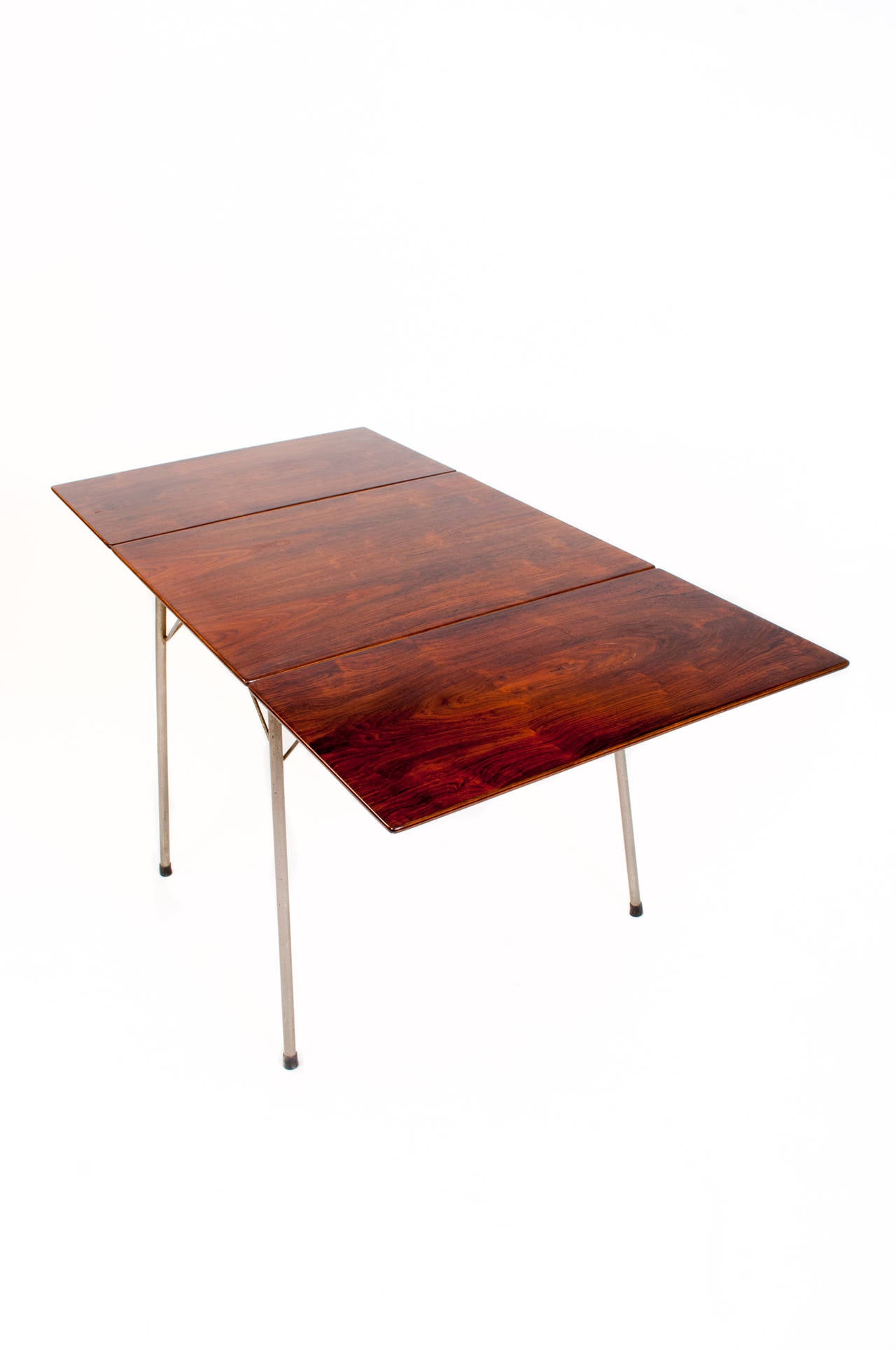 Arne Jacobsen. Drop-leaf table. Model 3601 rosewood top, chrome-plated steel.

Produced in 1953 by Fritz Hansen.

Folded out 140 cm.

Beautiful refinished condition.