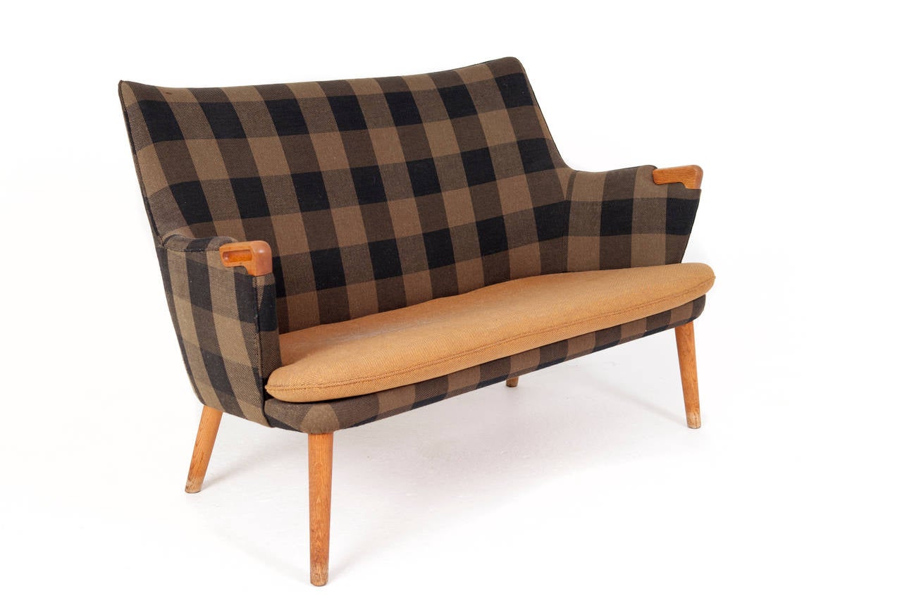 Hans J. Wegner, two-seat sofa, model AP-20.

Upholstered in original fabric. 
Oak legs and armrest tips.

Designed circa 1954.
Produced by AP-stolen.