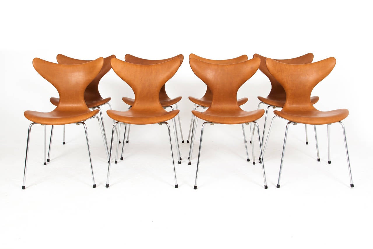 Arne Jacobsen. 

Set of eight Seagull dining chairs padded in leather.

Designed in 1968.