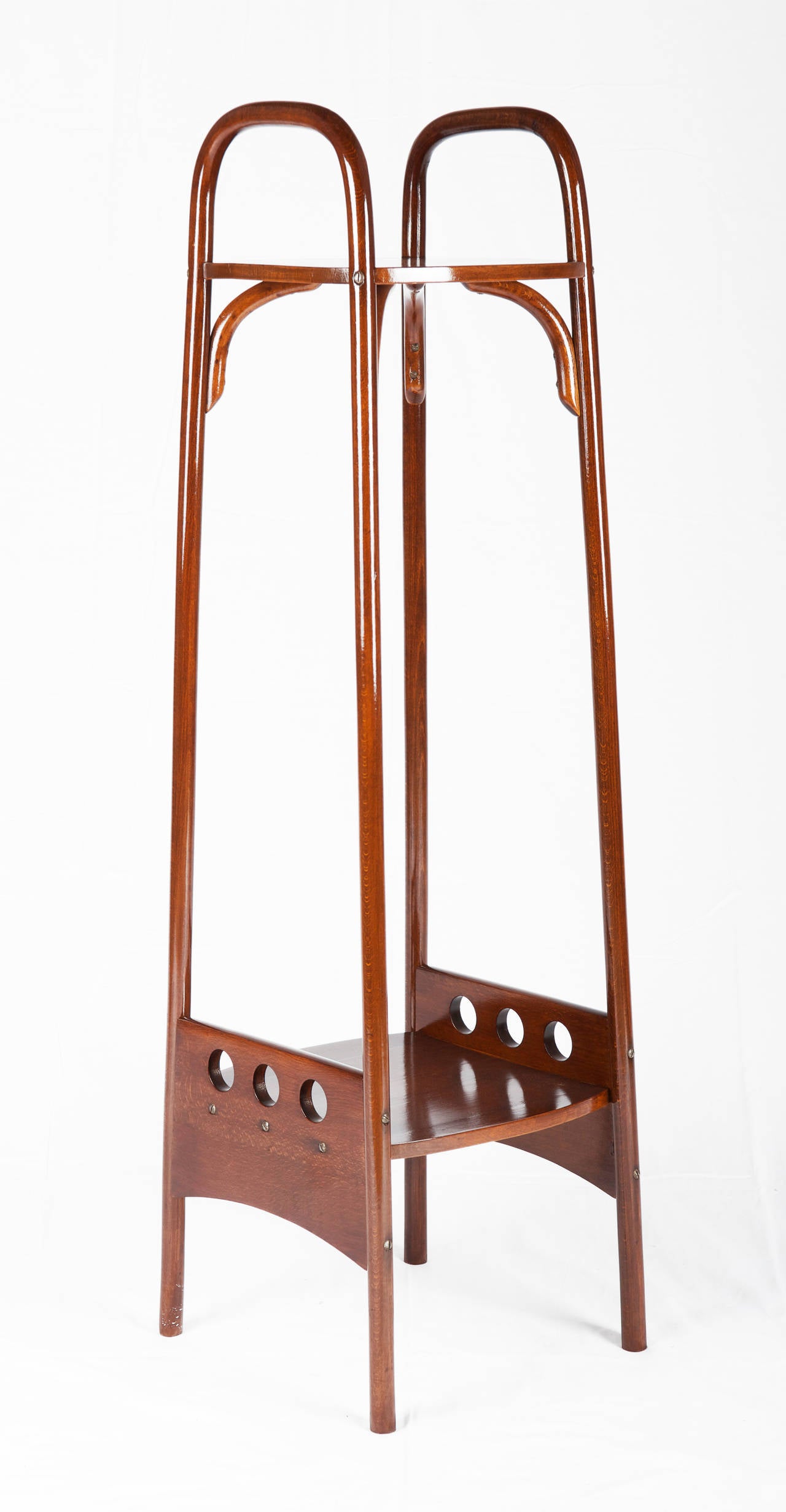 Thonet Pflanzenständer:: Sockel von Josef Hoffmann 
Buche:: Bugholz:: vollständig restauriert
Schellackierung
Bis zu drei Stück erhältlich.