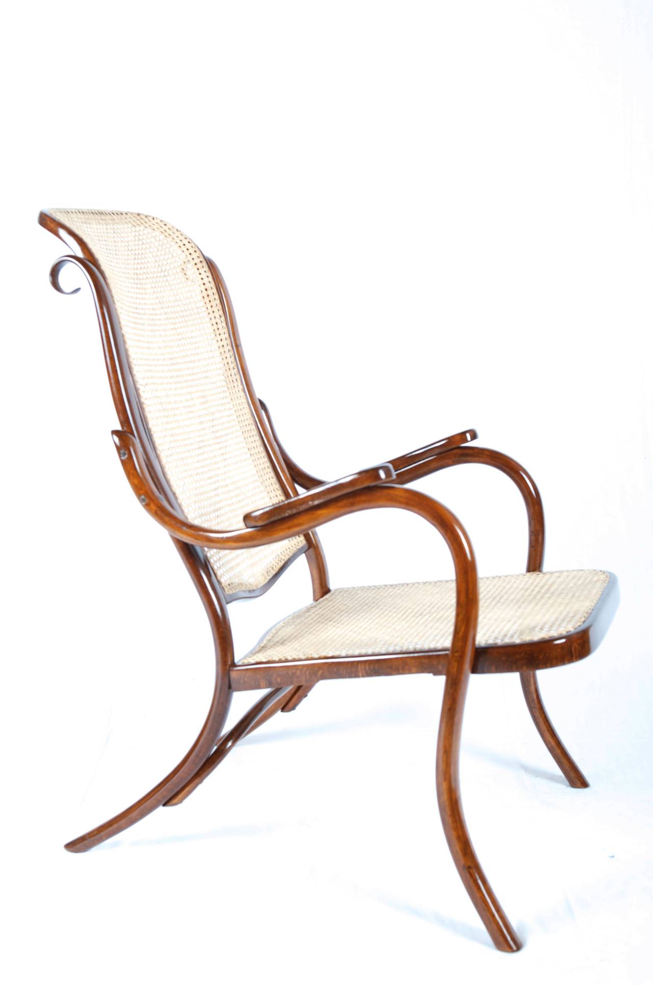 J. J. Kohn einfacher Sessel ausgezeichnet restauriert mit neuem Rohr auf Sitz und Rücken
die Rückseite ist verzogen (siehe Bilder) der Grund für den günstigen Preis.