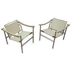 Paar weiße Le Corbusier LC1 Sessel