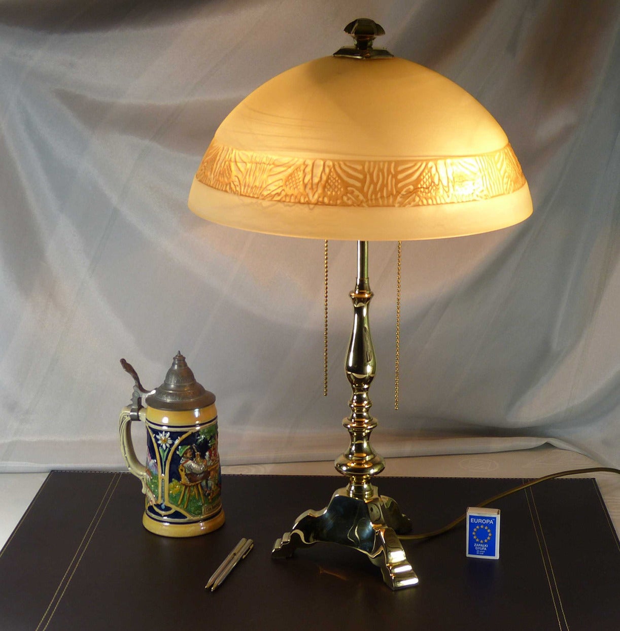 Brass table lamp from 1930s.
Beautiful tripod-shaped base of the horseshoe-shaped foot straps.
The core of the lamp with a round shape integrated into the base of the lamp.
Original lamp after renovation ...
Old lamp after a small renovation.