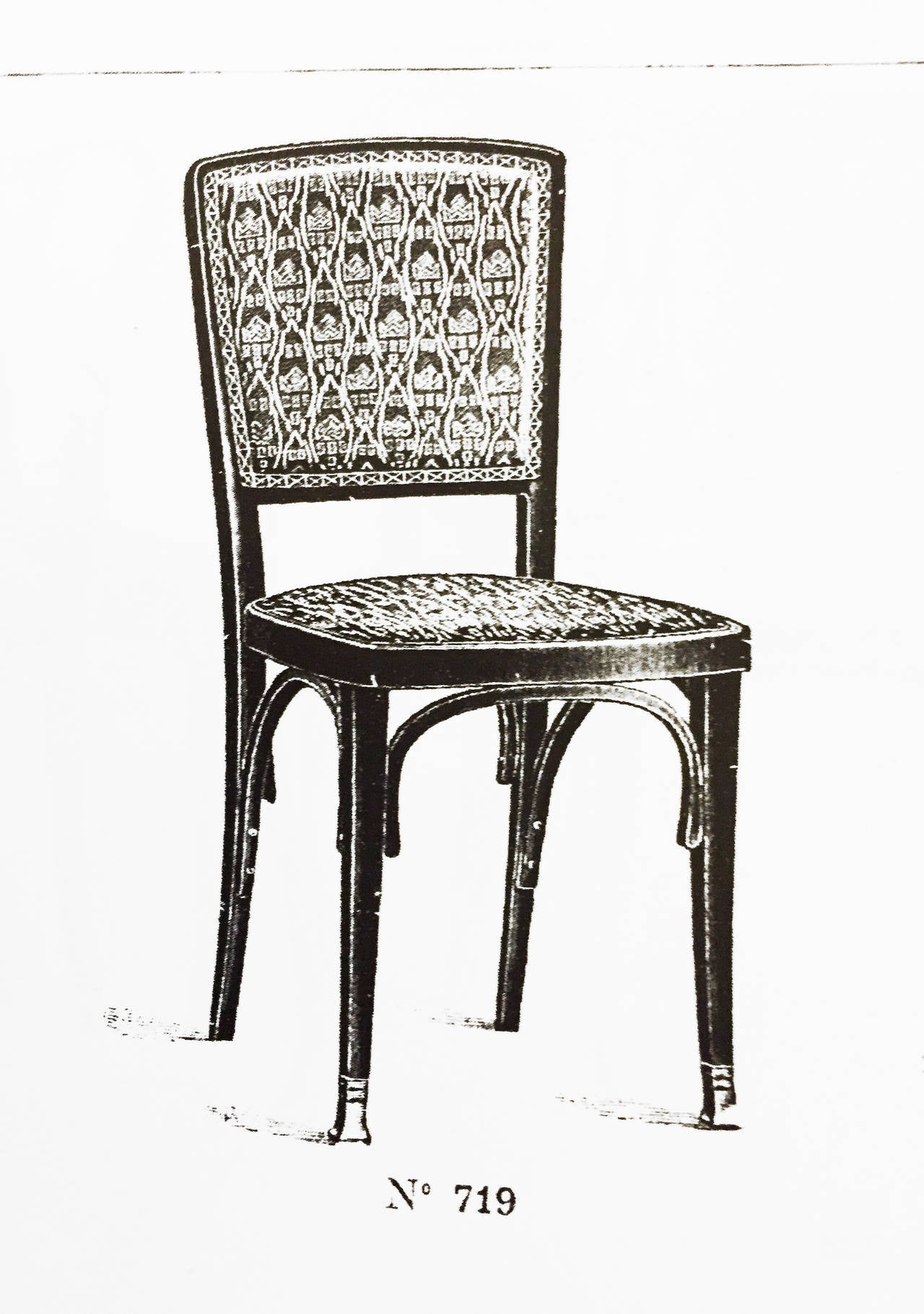 Paire de chaises Vienna Seccesion de Kohn (modèle no. 719) attribuées à Koloman Moser.
Les chaises ne sont pas restaurées et la restauration peut être effectuée sur demande.
Beeche, bois courbé, acajou/noisette teinté, poli.
Rembourrage sur