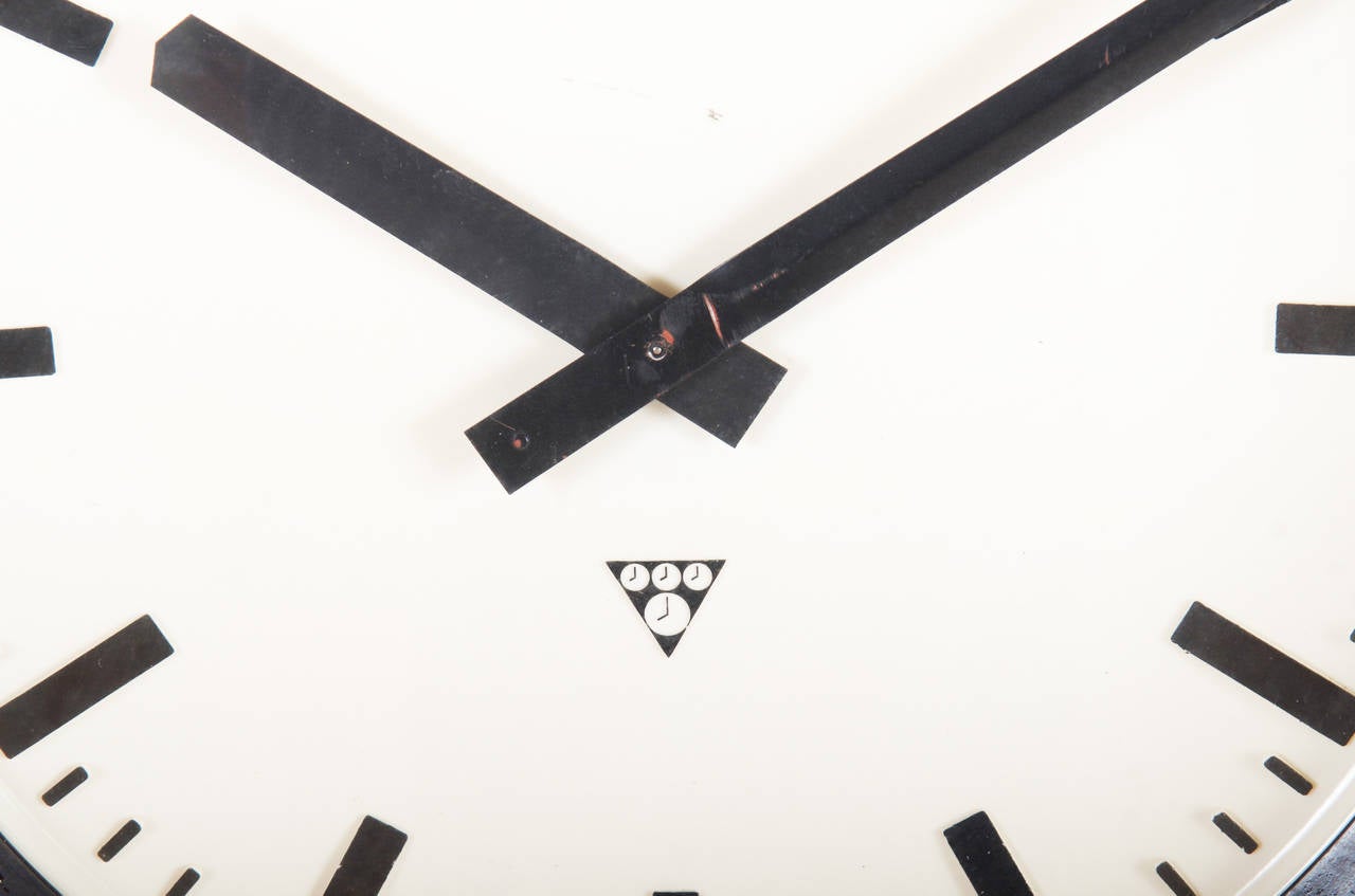 Horloge murale industrielle en bakélite datant des années 1940, 1950.
 Diamètre de 49 cm et profondeur de 10,5 cm.
L'horloge est en parfait état, pas de rayures majeures, pas de verre rayé.
Couvercle en verre plat, figures peintes en noir, plat