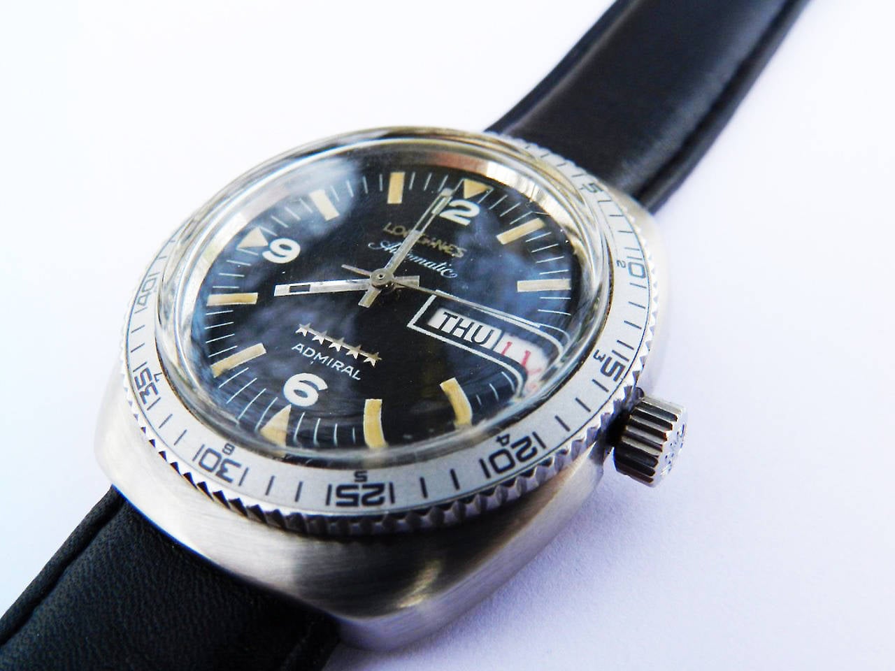 Longines Admiral 5 Star Automatic Mens Divers from about 1950-60's.
The dial is in very good condition, despite the lume century still shines very nicely and is in place. Lace to set the hour is original logo.
Movement: mechanical-automatic 21