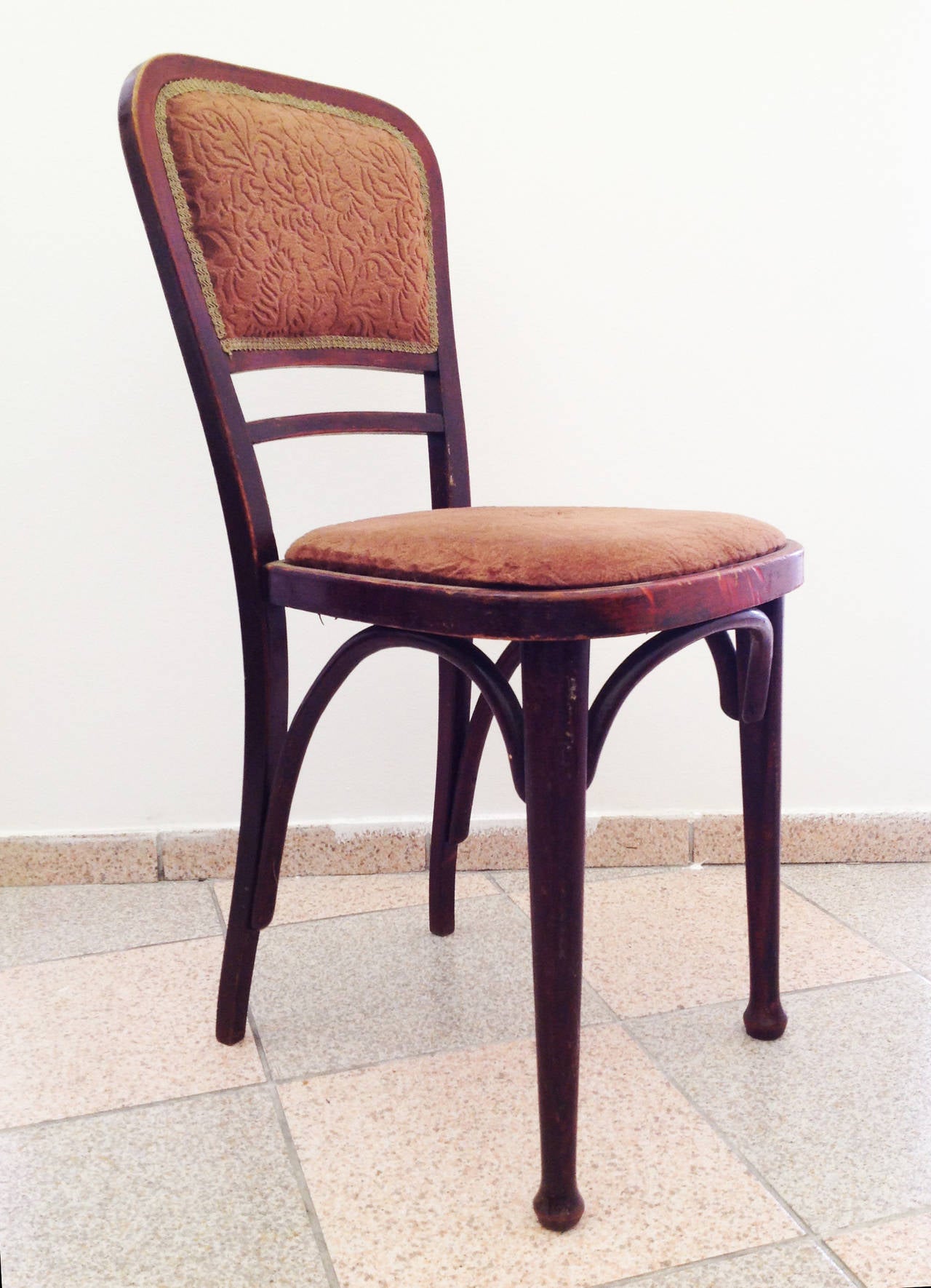 Paire de chaises Thonet 492 encore non restaurées attribuées à Gustav Siegel
Les chaises peuvent être restaurées à la demande du client, ce qui signifie que la couleur du bois et le tissu ou le cuir peuvent être choisis par l'acheteur