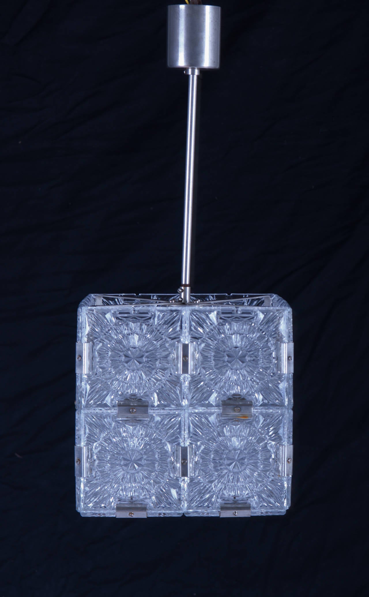Mid-Century Cube Form Pendelleuchte mit geätztem Glas von Kalmar aus den 1960er Jahren
8 Stück verfügbar