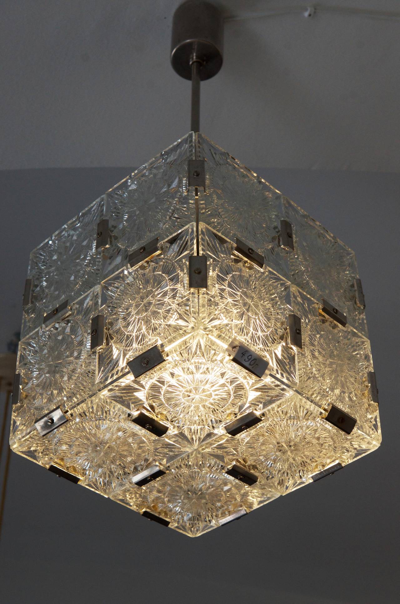 Mid-Century Würfelförmige Deckenleuchte mit geätztem Glas von Kalmar (Glaskunst) im Angebot