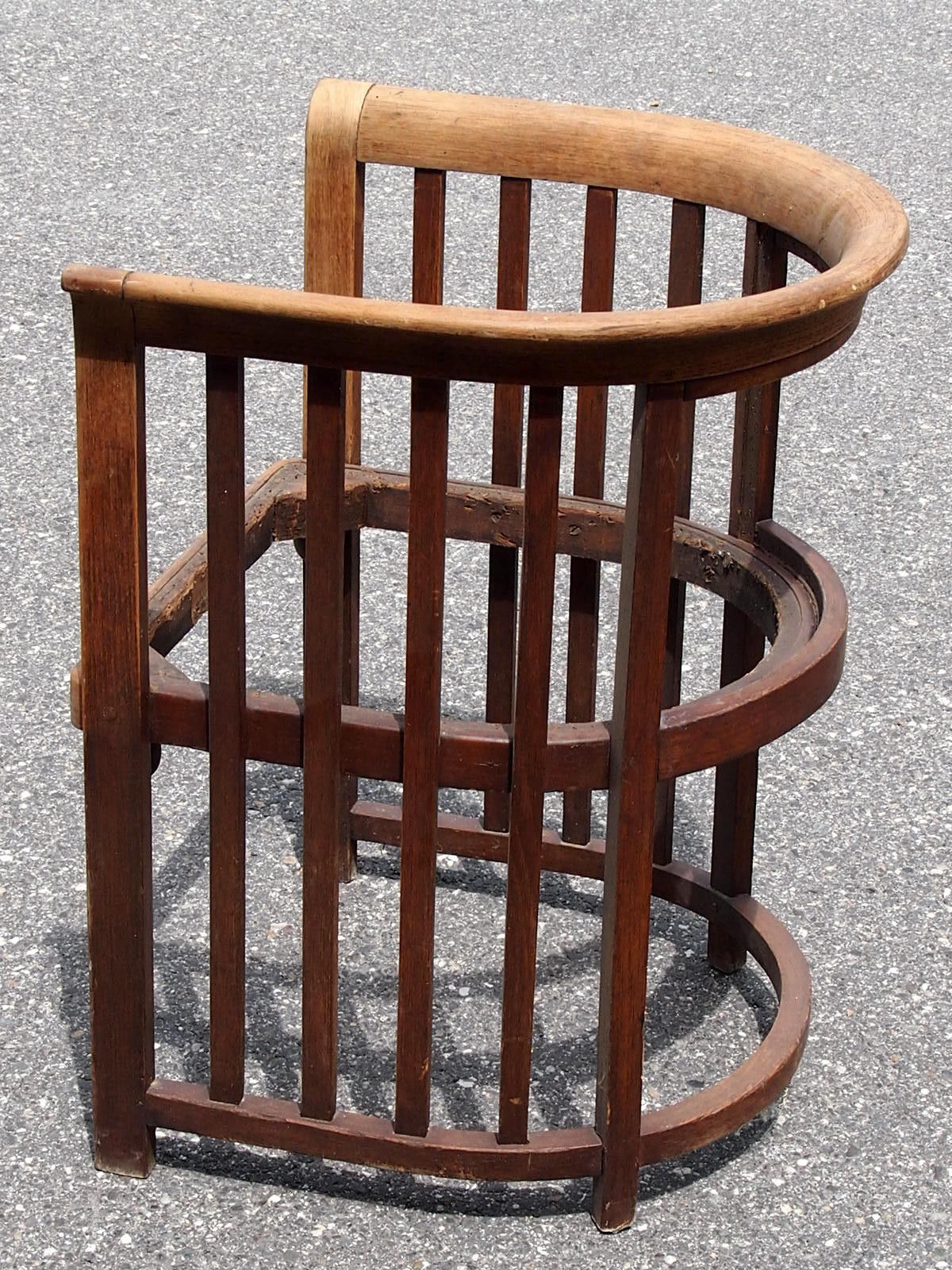 Catálogo Kohn nº 423
en la silla de la 1ª foto que ya está vendida.
La silla sigue estando en su estado original (fig.2,3)  para que tengas la posibilidad de elegir el color de la madera y la tela o el cuero.
El precio incluye el pulido con