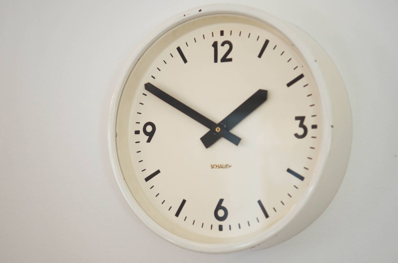 Four pieces available
The clock is in perfect condition, no major scratches, no glass scratched.
Flat glass cover, black painted figures an ivory white embossed dish,
painted black aluminum original hands.
Formerly a slave clock, it is now