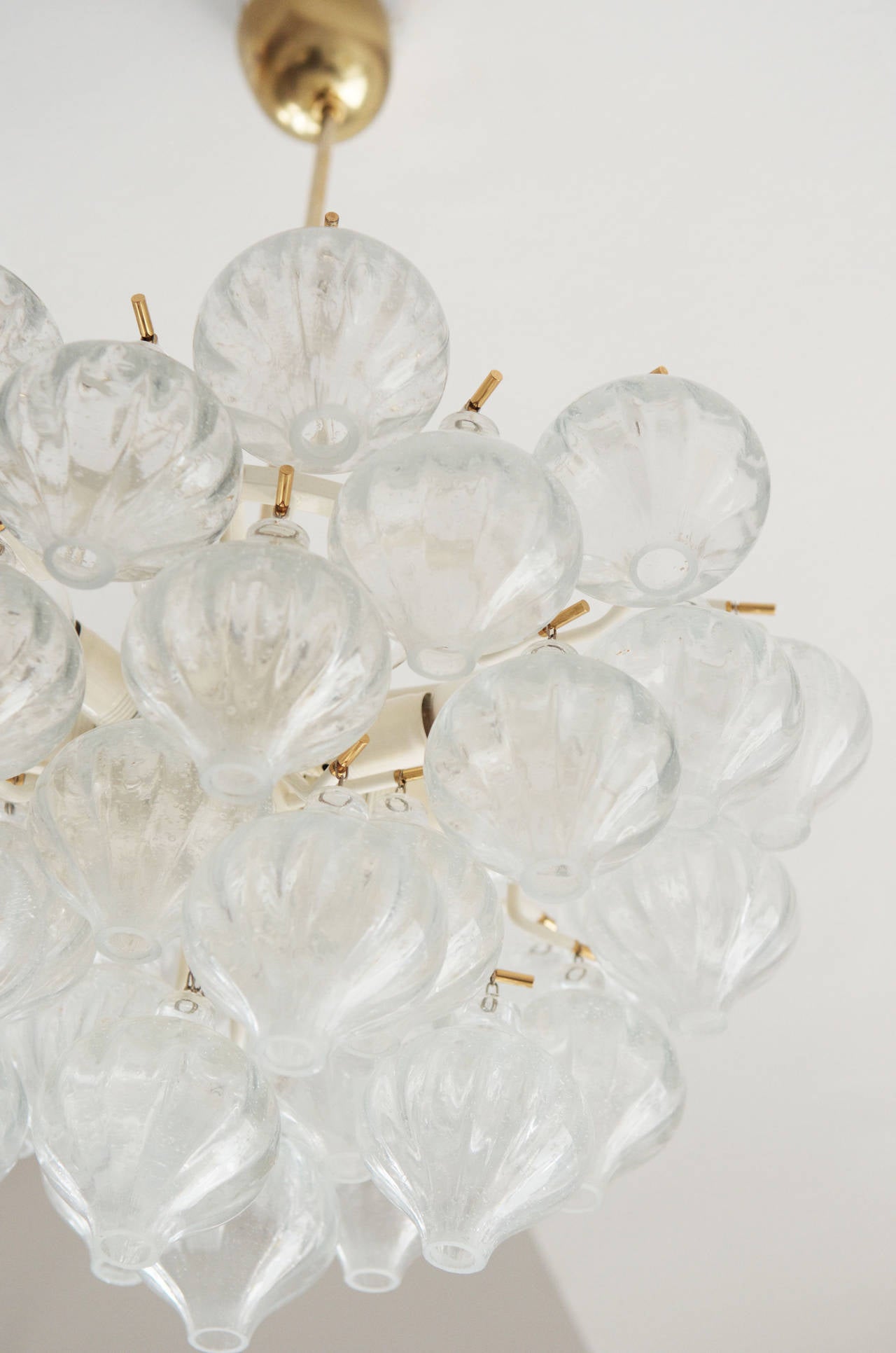 Kronleuchter mit zehn Glühbirnen und 41 mundgeblasenen Glaselementen, hergestellt von J.T. Kalmar.
Sehr guter Zustand mit minimalen Altersspuren, wie Patina auf Messing. Die Glaskolben haben keine Schäden.
Die Gesamtlänge beträgt nun ca. 100cm