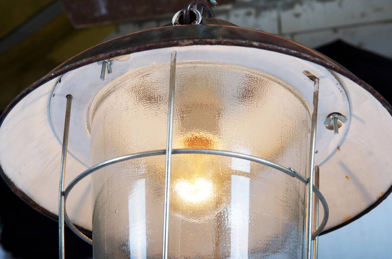 Lampada industriale vintage degli anni '70.
Paralume in smalto antracite.
Sono disponibili fino a 50 pezzi.
Le lampade sono state ricablate e rese adatte agli standard internazionali, E27 Sockel.
Prezzo/pezzo
Dimensioni:
Diametro 35 cm (13,77
