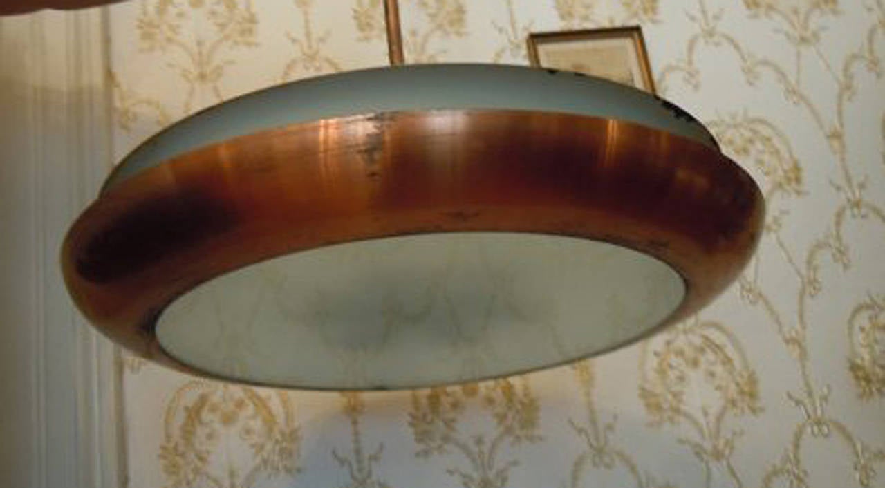Bauhaus-Anhänger aus den 1930er Jahren von Josef Hurka für Napako
Die Lampe fasst 6 E27-Fassungen aus Bakelit
restauriert, neue Elektrik
Abmessung: Durchmesser: 52cm (20.57in)
Die Gesamtlänge beträgt nun ca. 50cm (19.68in), kann aber auch mit
