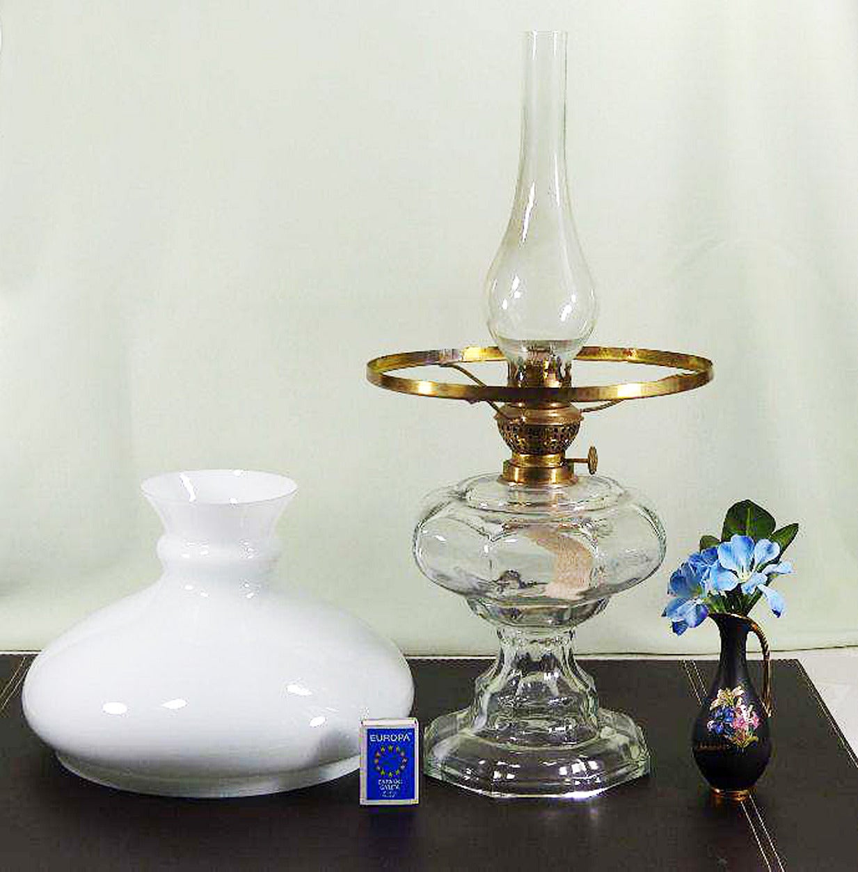 Art Deco oil lamp made.
Transparent glass shade
Beautifully sculpted in the shape of an octagon - the base and the tank.
dimensions;
Total height - 500 mm.
Base diameter - 165 mm.
The diameter of the tank - 195 mm.
Beautiful ornaments base