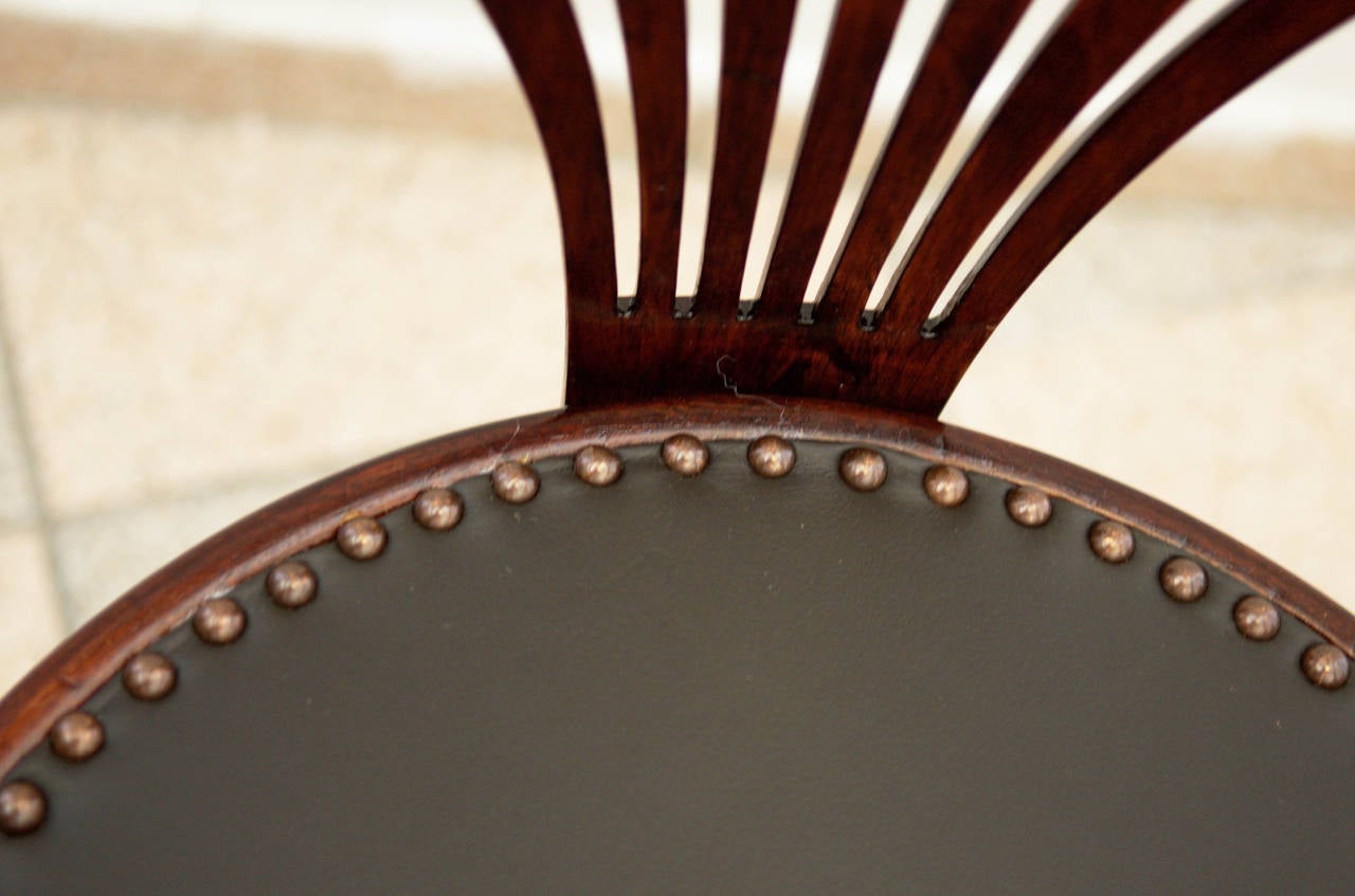 fully restored.
Beech bendwood darknut stained and shellack polished.
The seat with plant fibre and black leather upholstered.
2 pcs already restored 
2 pcs delivry time 3-4 weeks.