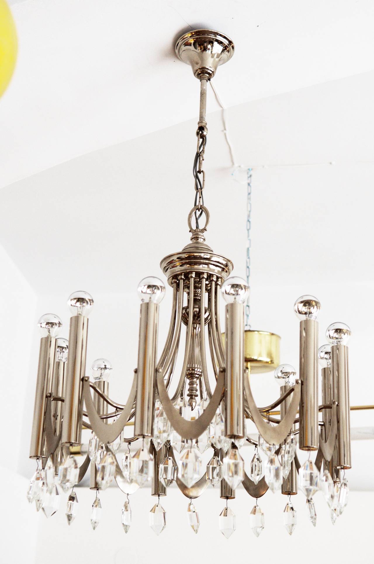 Large 1960s chandelier attributed to Gaetano Sciolari.
Frame designed with twelve arms and 48 crystals.
The crystals are in the style of the Austrian manufacturers Bakalowits.
Dimensions: Height 46 cm.
Diameter: 56 cm.
The chain can be adjusted