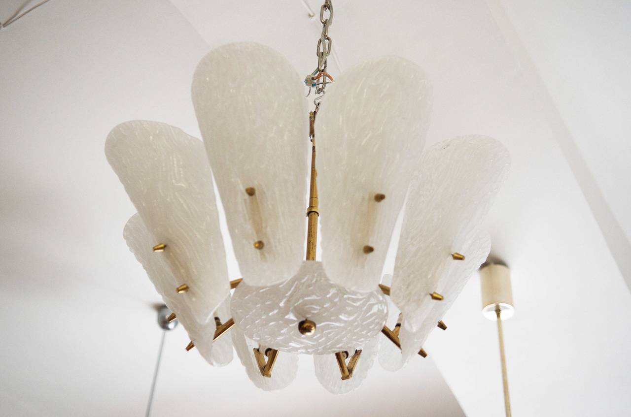 Kalmar chandelier from about 1950s 
fully working piece of Mid-Century.

Measure: Height: 40 cm. 
Diameter: 58 cm.