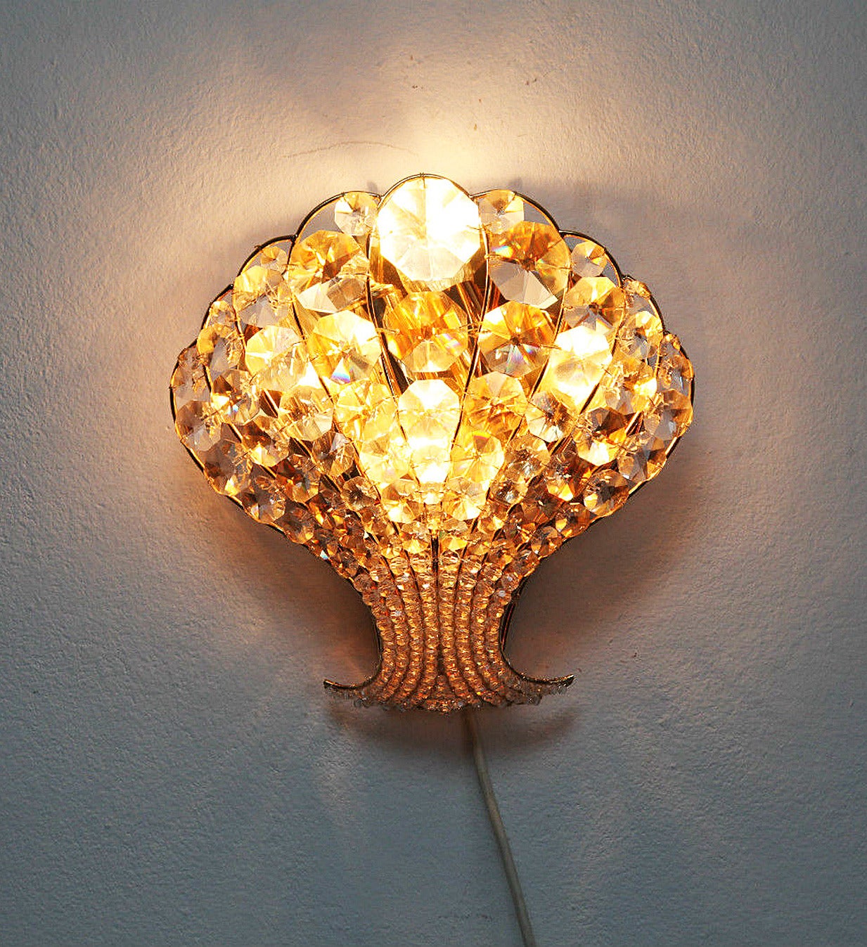 Wall lamp of Palwa 60s in shell shape
Condition: very good, only slight signs of wear.
4x 25W E14
Dimensions;
Height: ca 30 cm (11.81in)
Width: ca. 28 cm (11.02in)
Depth 9 cm (3.54in)
