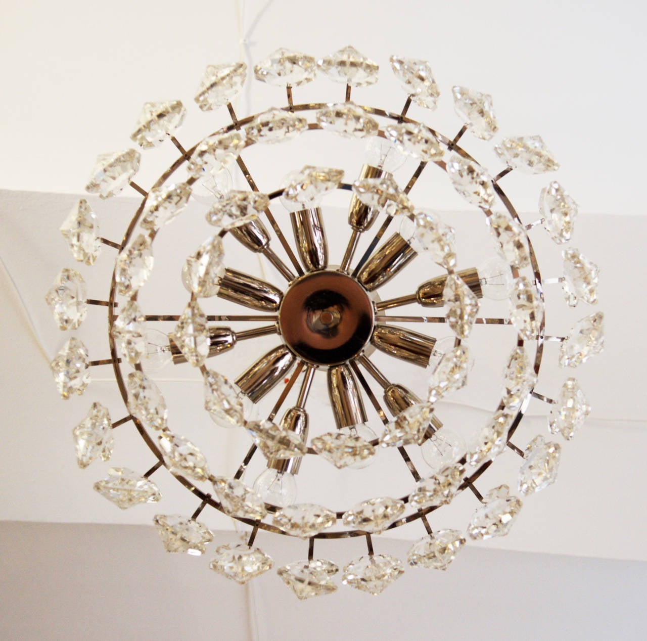 Realizzato in Austria negli anni '60.
Cristalli ottagonali grandi, ciascuno di 6,5 cm (2,5