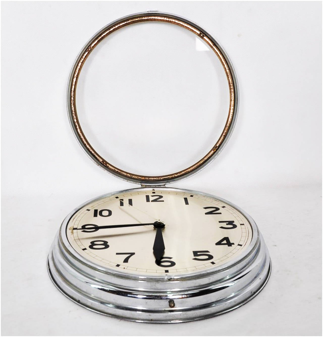 The clock is in perfect condition, no major scratches, no glass scratched.
painted black aluminum original hands.
Formerly a slave clock, it is now fitted with a modern quartz movement with a battery.