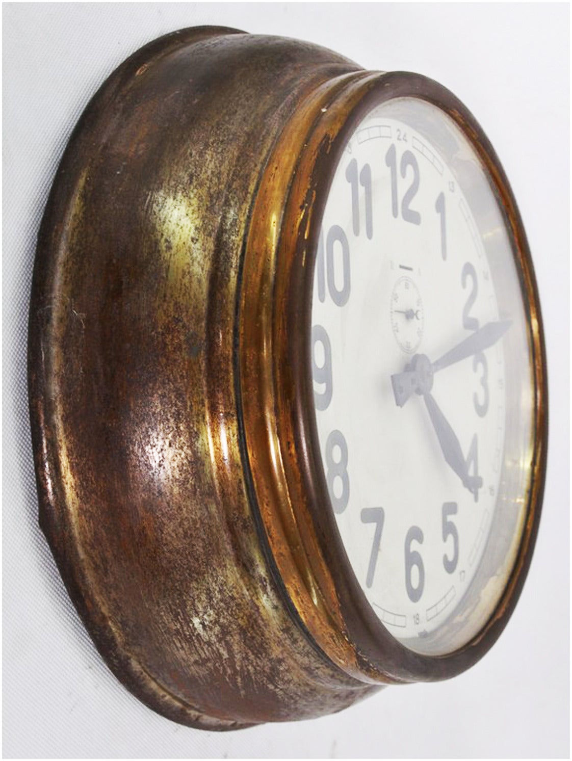 The clock is in perfect vintage condition, no major scratches, no glass scratched.
Formerly a slave clock, it is now fitted with a modern quartz movement with a battery.