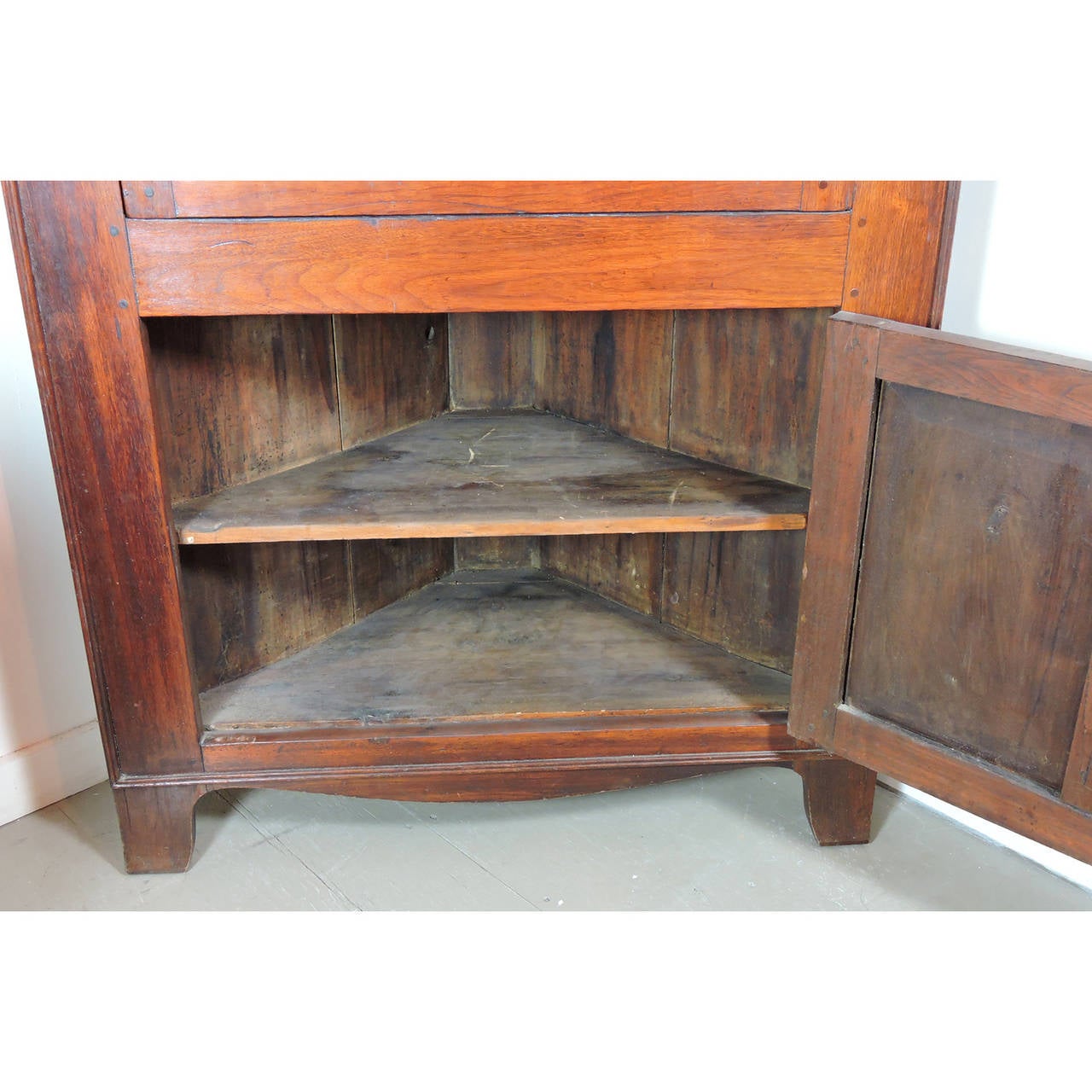 American Mahogany Corner Cupboard with Great Surface In Good Condition In Concord, MA