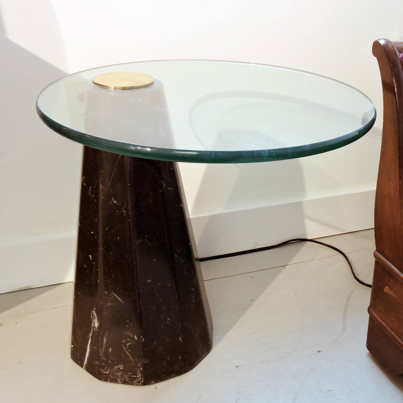 Mid-Century Modern, in the style of Karl Springer, marble and glass cantilevered side table, with pyramid form base and adjustable glass top.
Height: 20 inches, diameter of glass: 19.75 inches, base: 12 inches diameter at widest point.