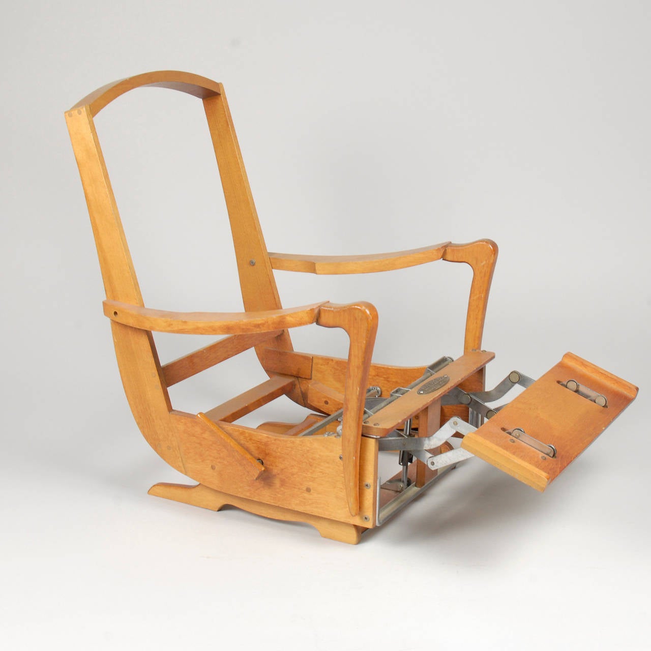 Completamente funcional, estupenda muestra de vendedor de la mecedora La-Z-Rocker, patentada por La-Z-Boy Chair Co., Monroe, Michigan.
Dimensiones: 13 x 9,5 x 9 pulgadas.