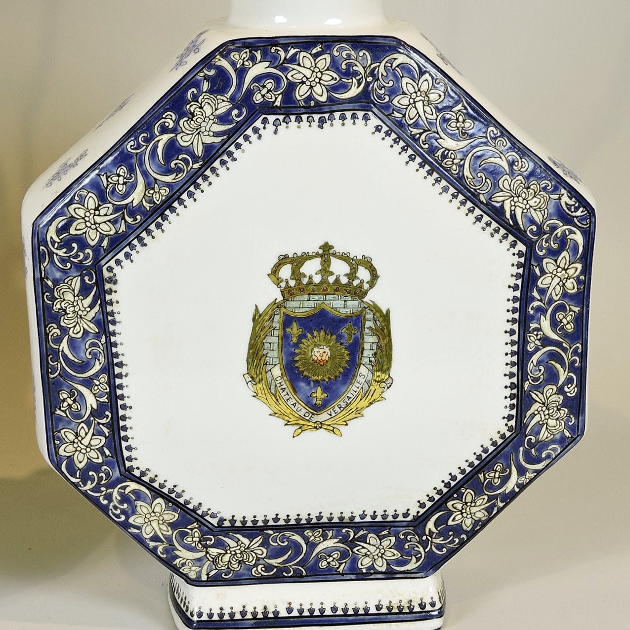 Pair of Chinese export style armorial porcelain octagonal moon flasks, fitted as lamps, 19th century. Blue and white scroll decoration with "Château de Versailles" armorial crest. Possibly by Samson Ceramics, one marked "1851" in