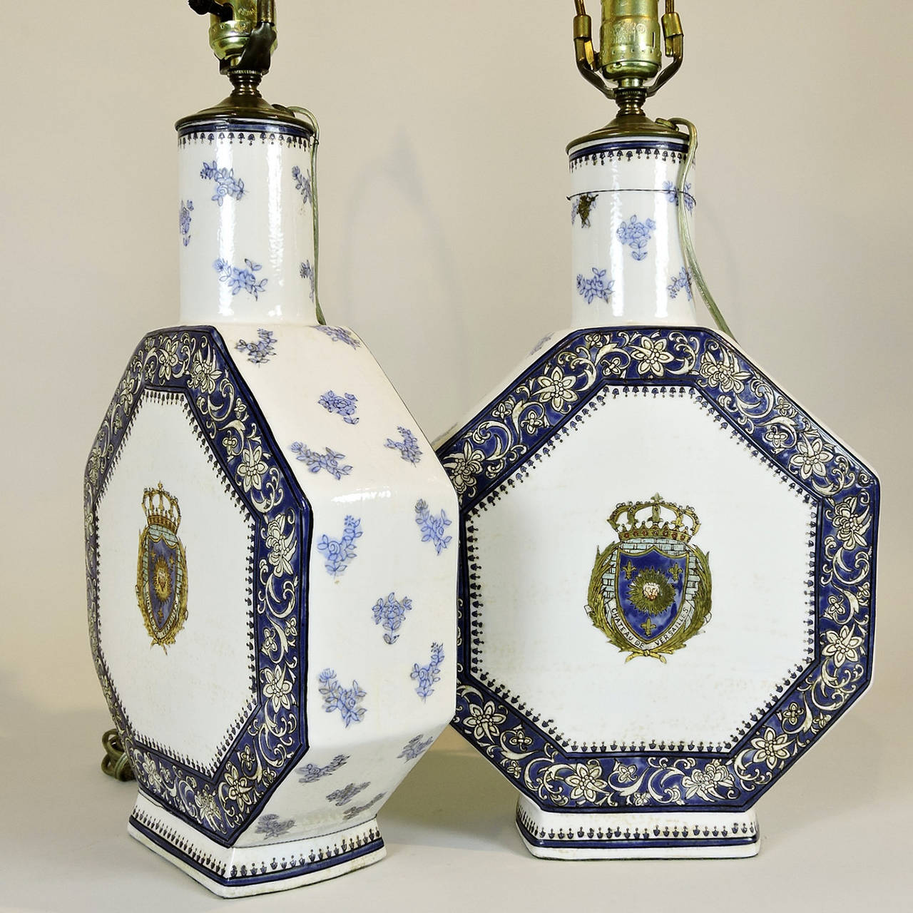 French 19th Century Chinese Export Style Porcelain Château De Versailles Lamps For Sale
