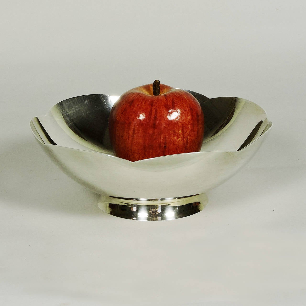 Mid-Century Tiffany & Company silver bowl, marked Tiffany & Co. makers, sterling #23654. Measure: Height 2 3/4 in., diameter 7 1/2 in., weight 13.19 ozt. Wonderful form.
