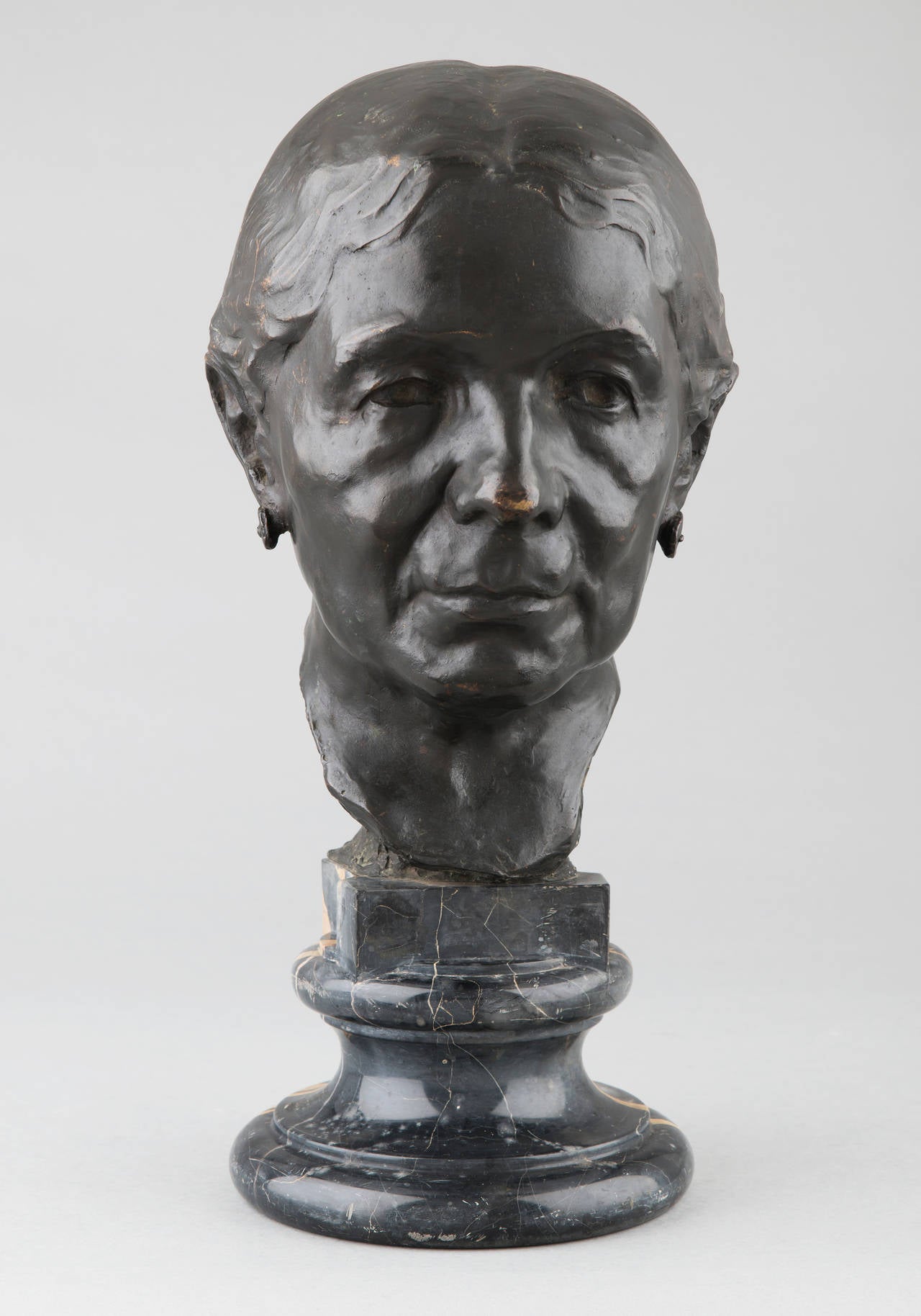 Jo Davidson
(1883-1952)

Portrait of a lady
Genuine bronze with its original dark patina.
Raised on a stepped Portor marble base.

signed 'Davidson' and dated '1906'
with the foundry mark for 'Roman bronze works N.Y.'
U.S.A.

This