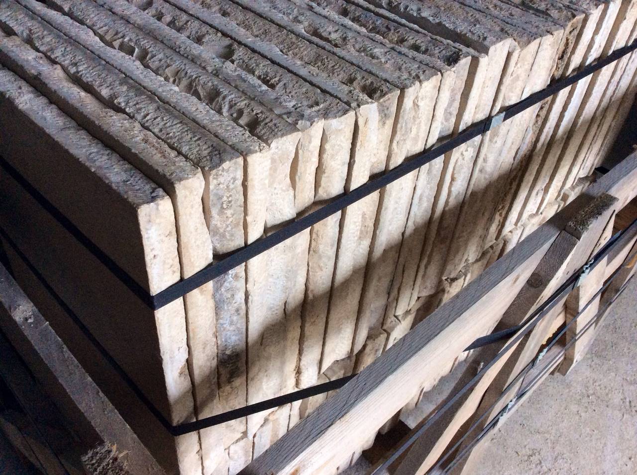 Bodenbelag aus aufgearbeitetem Kalkstein Schwarz-Weiß CASTLE im Zustand „Hervorragend“ im Angebot in Forte Dei Marmi, IT