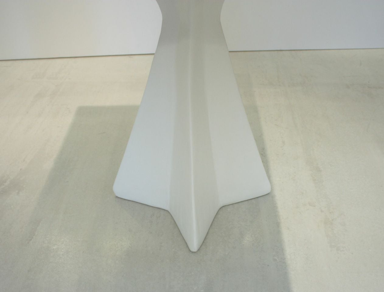 Mid-Century Modern White Plaster Centre Table with Star Base For Sale