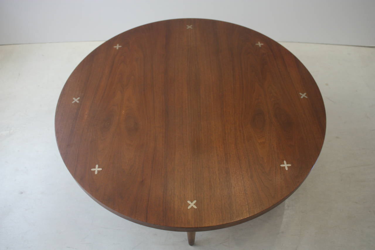 Vintage Mid-Century Modern walnut coffee table by American of Martinsville. Walnut veneer with bronze inlay.