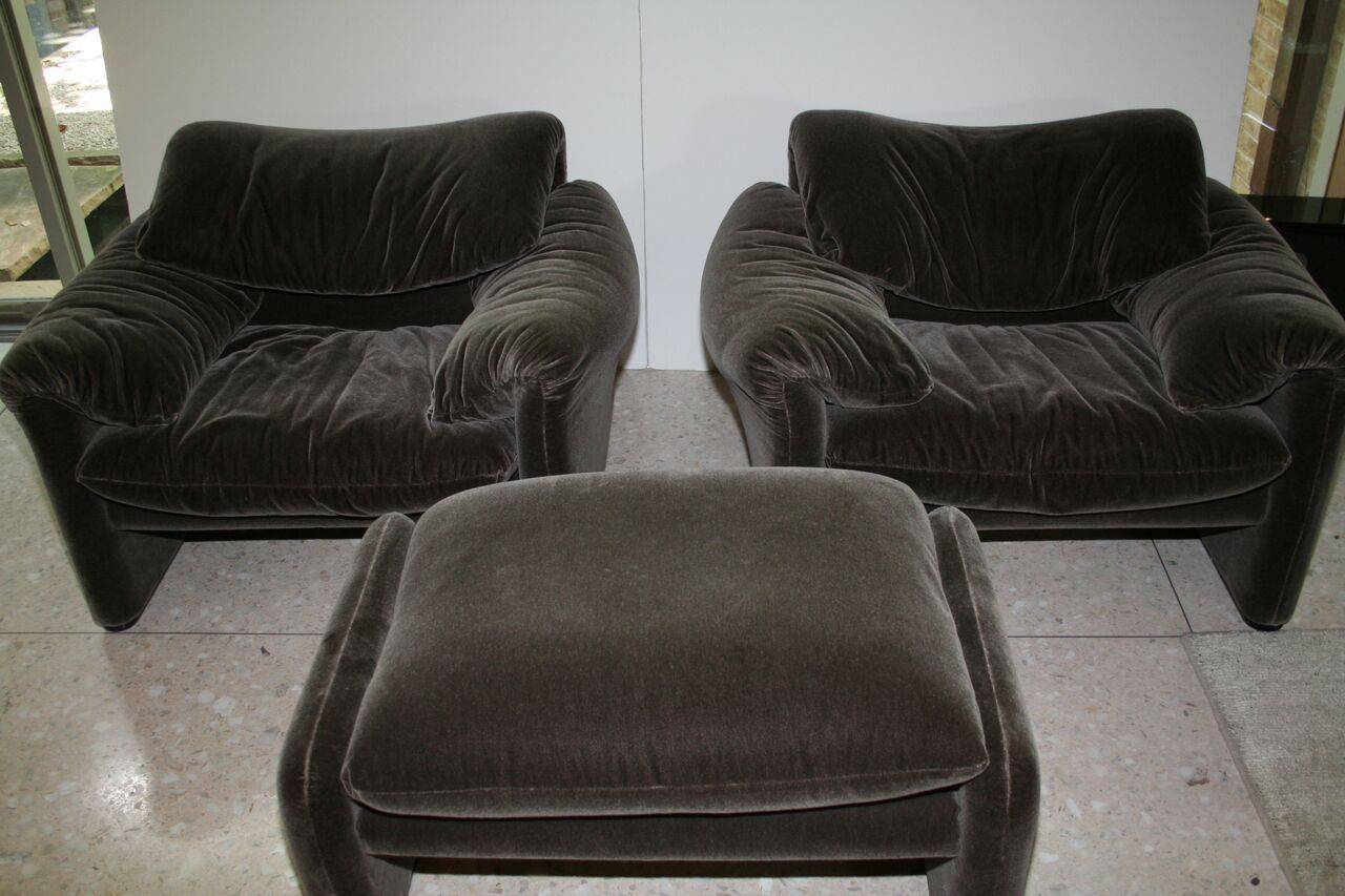 Pair of maralunga lounge chairs and ottoman in grey taupe mohair. Designed by Vico Magistretti for Cassina, Italy, 1973. Chairs purchased early 1970s and have been recently recovered. 

Height of chair back when open is 41.34.
Ottoman dimensions