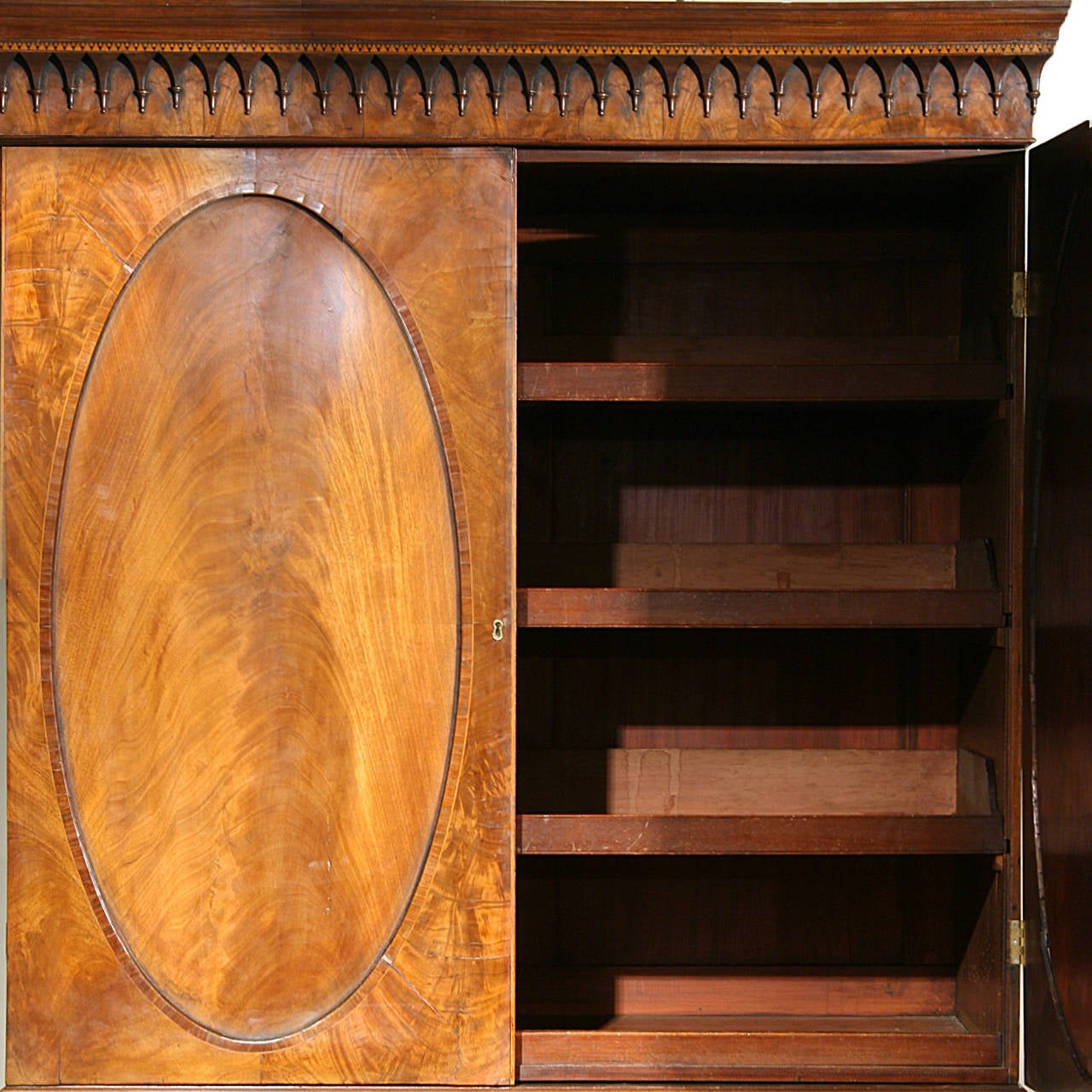 George III Hepplewhite Linen Press in Golden Figured Mahogany, circa 1790 In Excellent Condition For Sale In London, GB