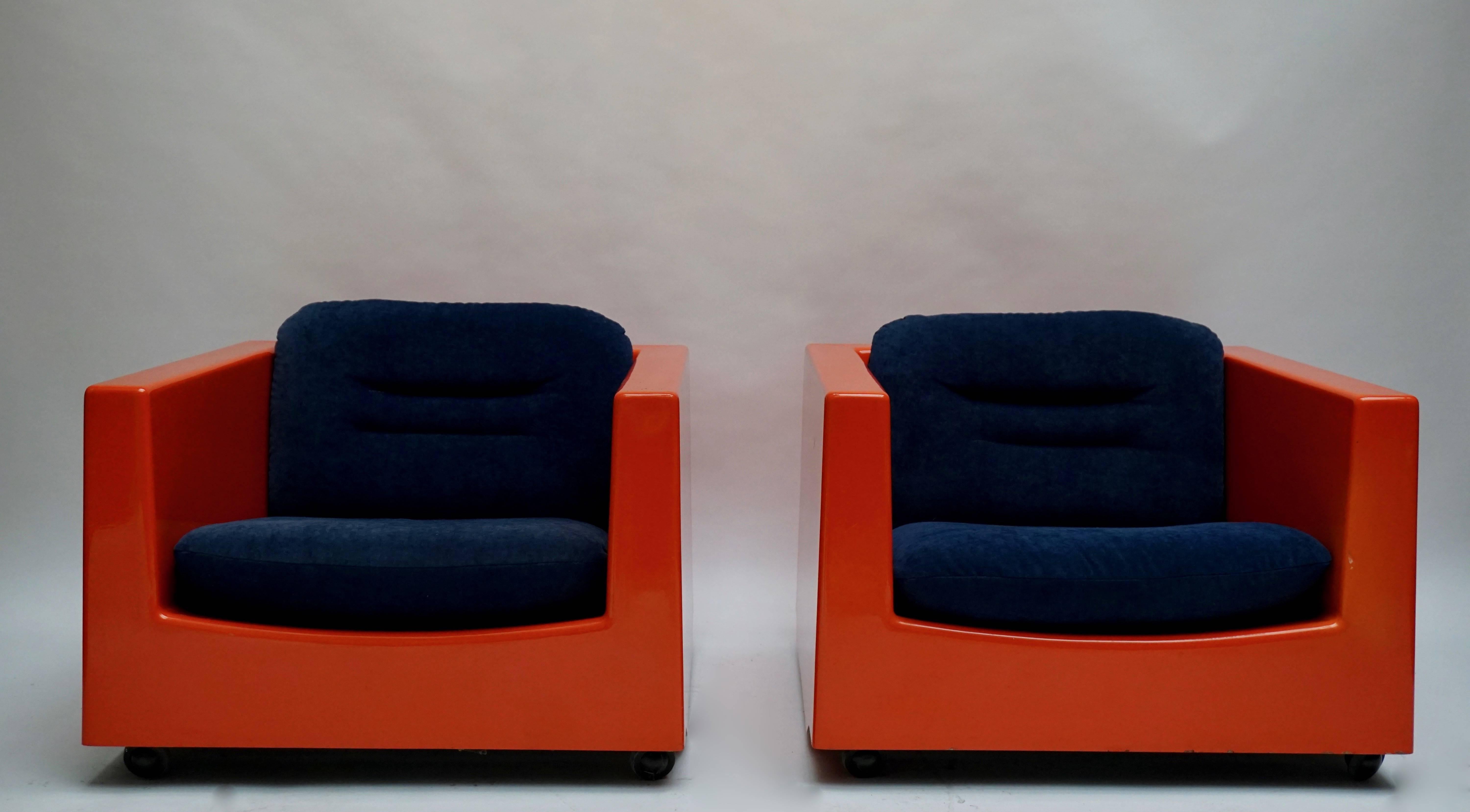 Two lounge armchairs on casters by French Designer Roger Tallon. The shells are made from fibreglass.
This vintage set is in good condition and incredibly comfortable to sit in.