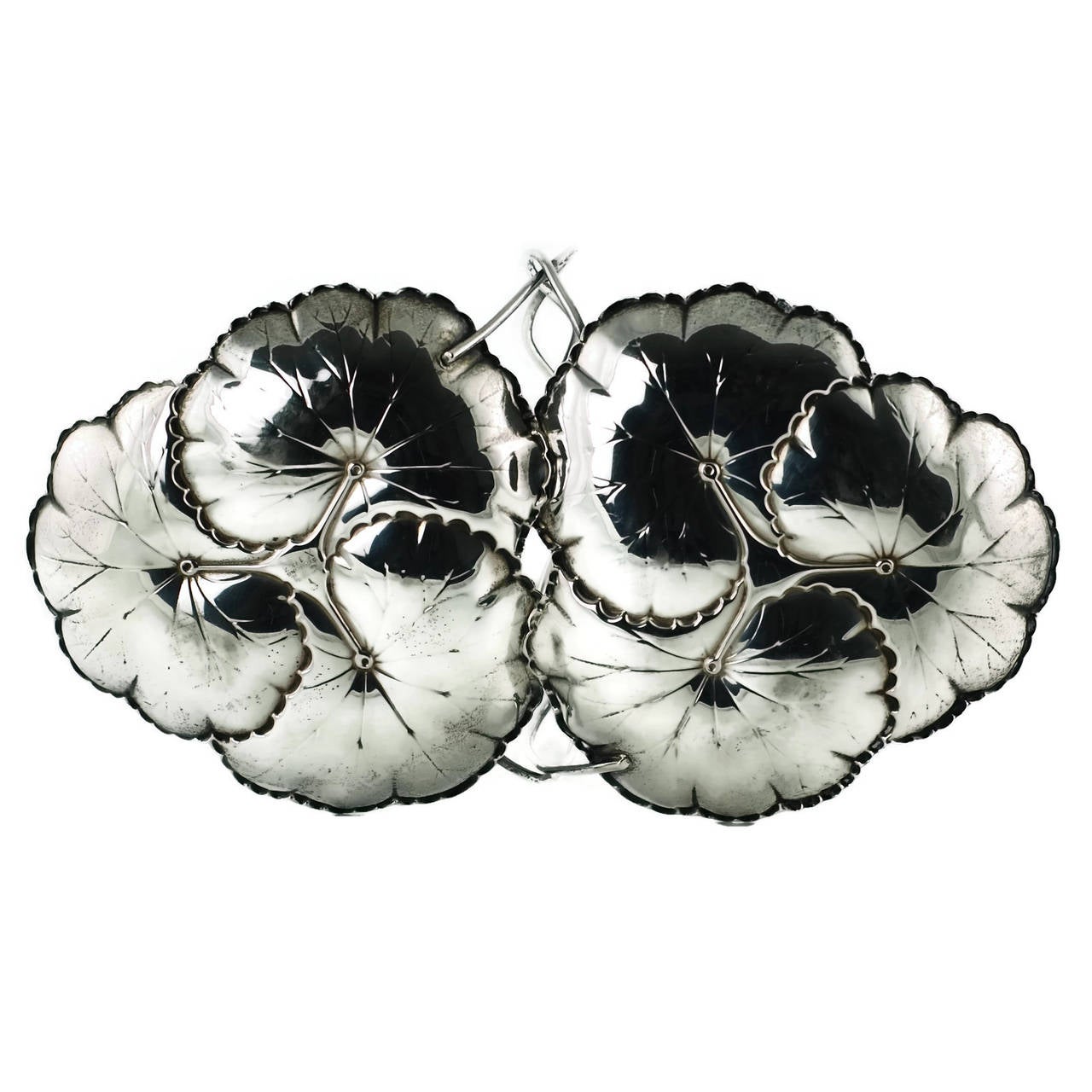 Reed and Barton Sterling Silver Two-Part Lily Pad Dish with Intertwined Handle In Excellent Condition In Cincinnati, OH