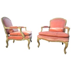 Chaises bergères Louis XV en velours rose:: dessinées par Phyllis Morris