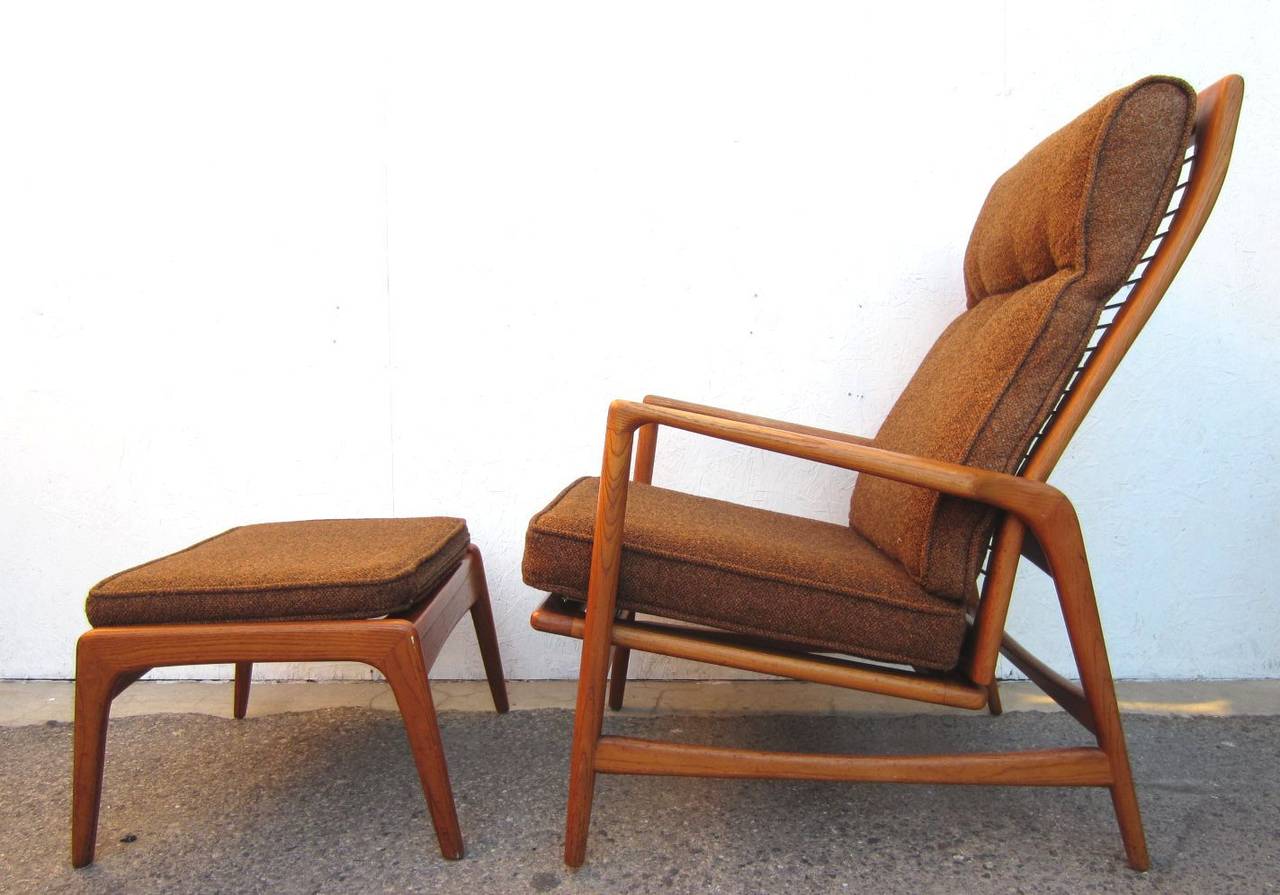 Sculptural Ib Kofod-Larsen design lounge chair and ottoman.
Early 1950s piece with original wool upholstery. Chair back reclines in four stages.