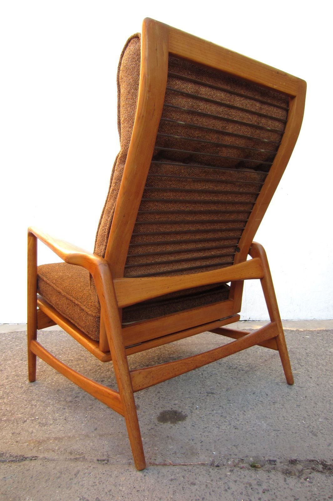 1950 Danish Mid-Century Modern Lounge Chair and Ottoman, Ib Kofod-Larsen im Zustand „Gut“ in Las Vegas, NV