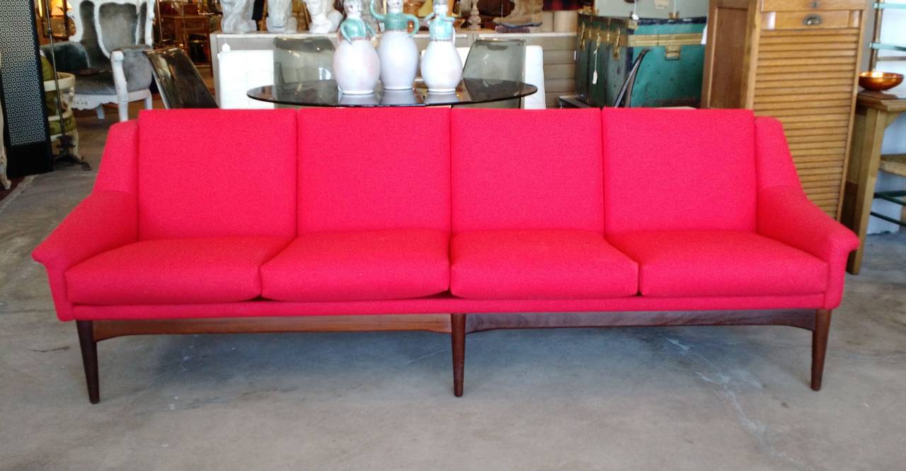 Mid-Century Danish Modern Teak Sofa Made in Denmark im Zustand „Gut“ im Angebot in Las Vegas, NV