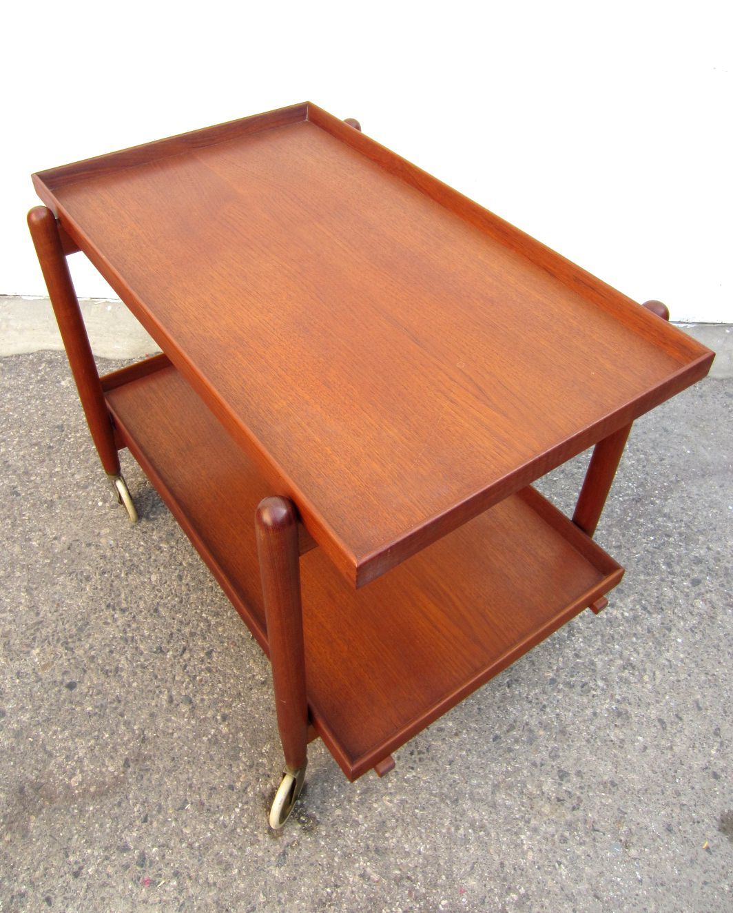 Vintage Mid Century Modern tea/bar cart designed by Poul Hundevad. 
Killer design allowing top tray to slide over so that the bottom tray can be placed next to it making a large 60
