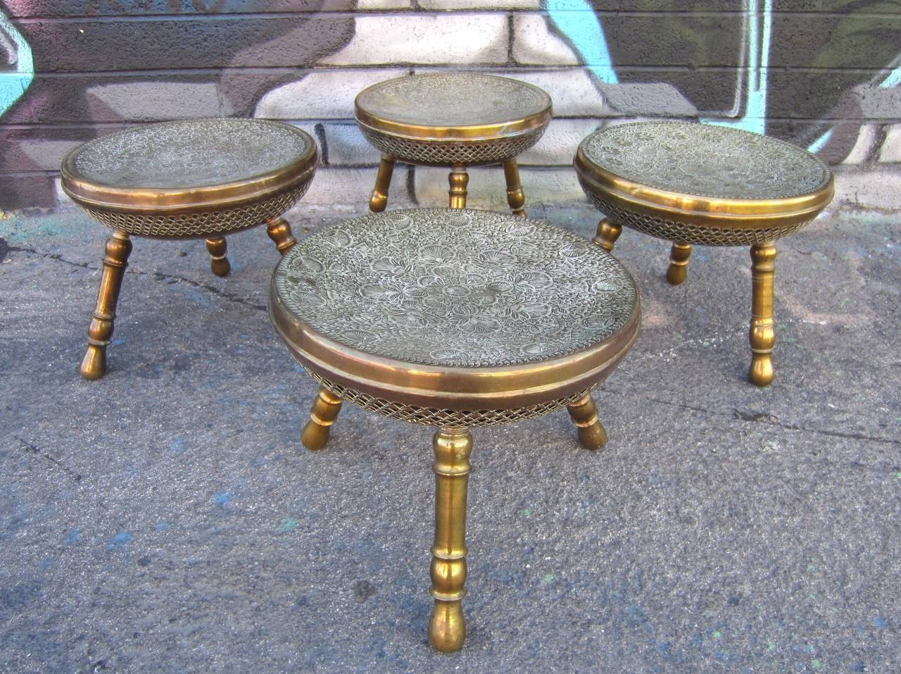 Lot de quatre tabourets tripodes exotiques en laiton antique du Moyen-Orient Hollywood Regency
