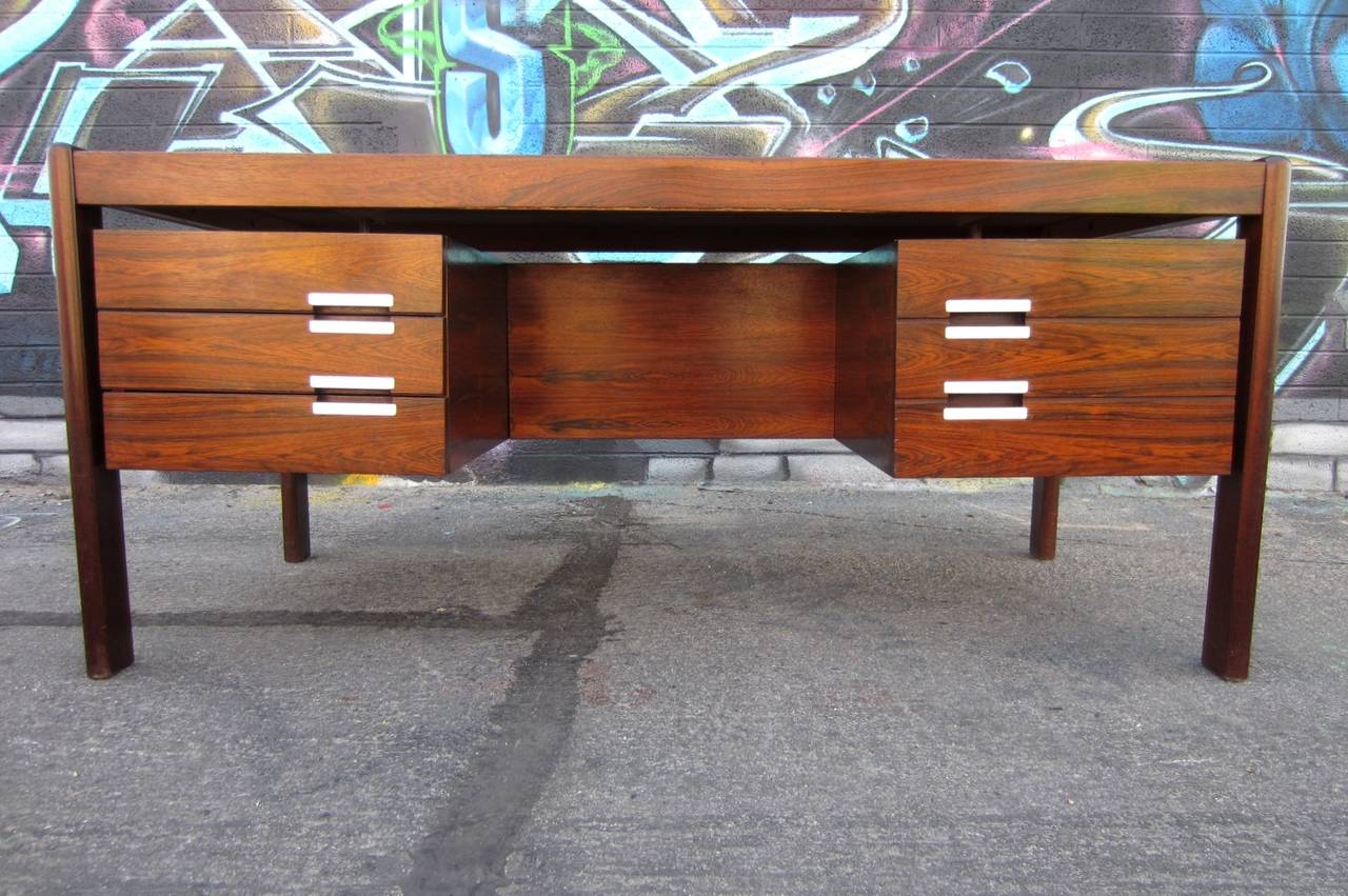 Outstanding rosewood desk by Dyrlund of Denmark.
Floating drawer boxes and a rear shelf box. 2-tone rosewood with
aluminum pulls and rods.
It's in incredible, super clean un-restored condition.