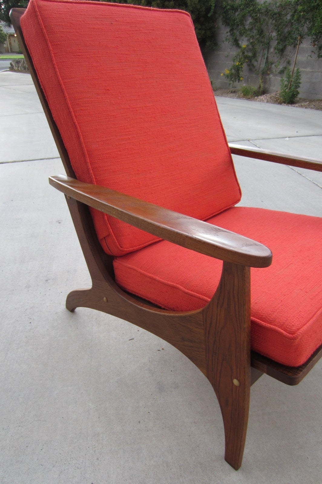 Pair of Mid-Century Modern Sculptural Lounge Chairs In Excellent Condition In Las Vegas, NV