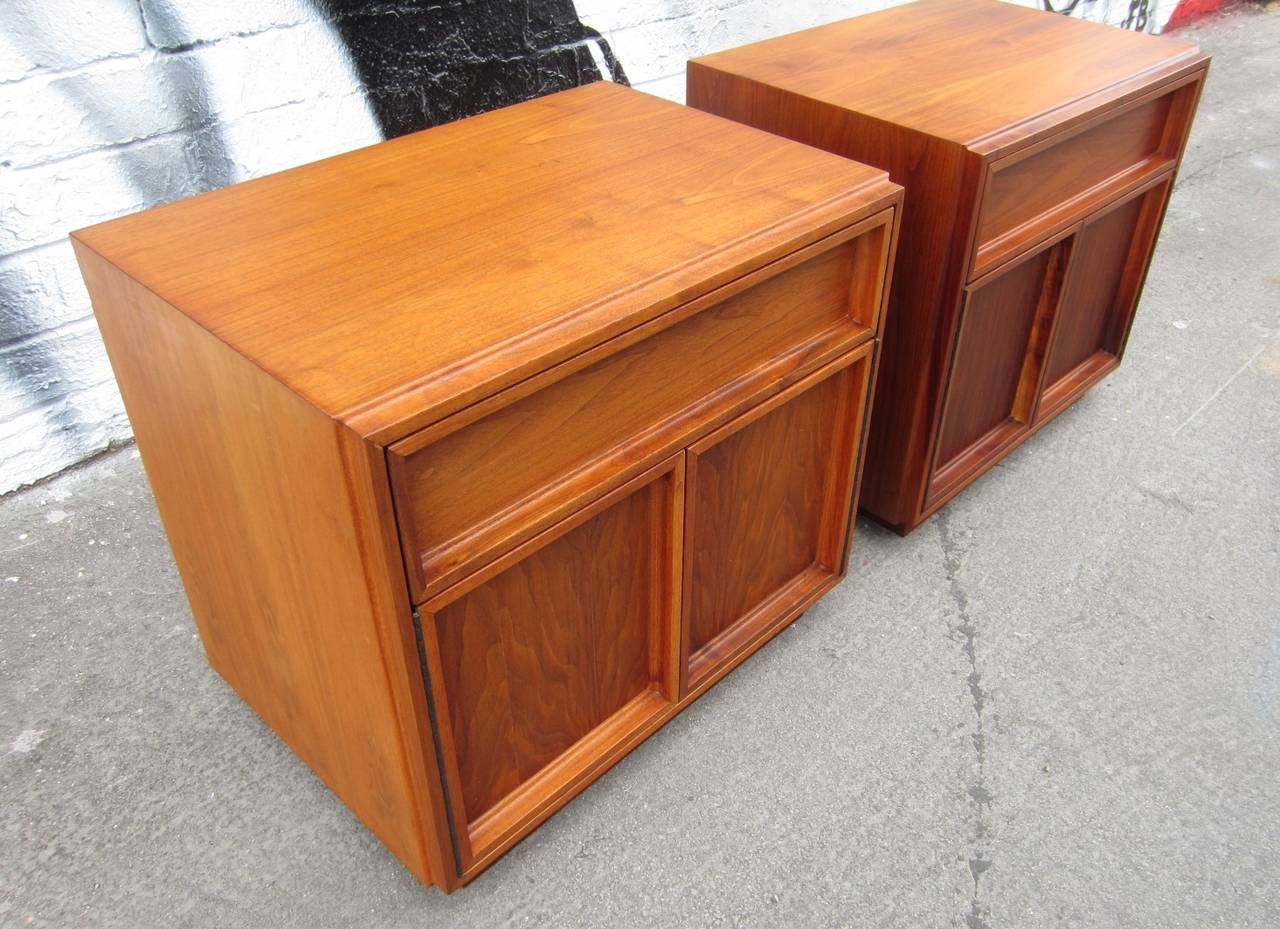 1960's John Keal design for Brown Saltman walnut end tables.
Fantastic pair with single top drawer and 2 door open cabinet below for storage.
Both cases are in minty original condition.