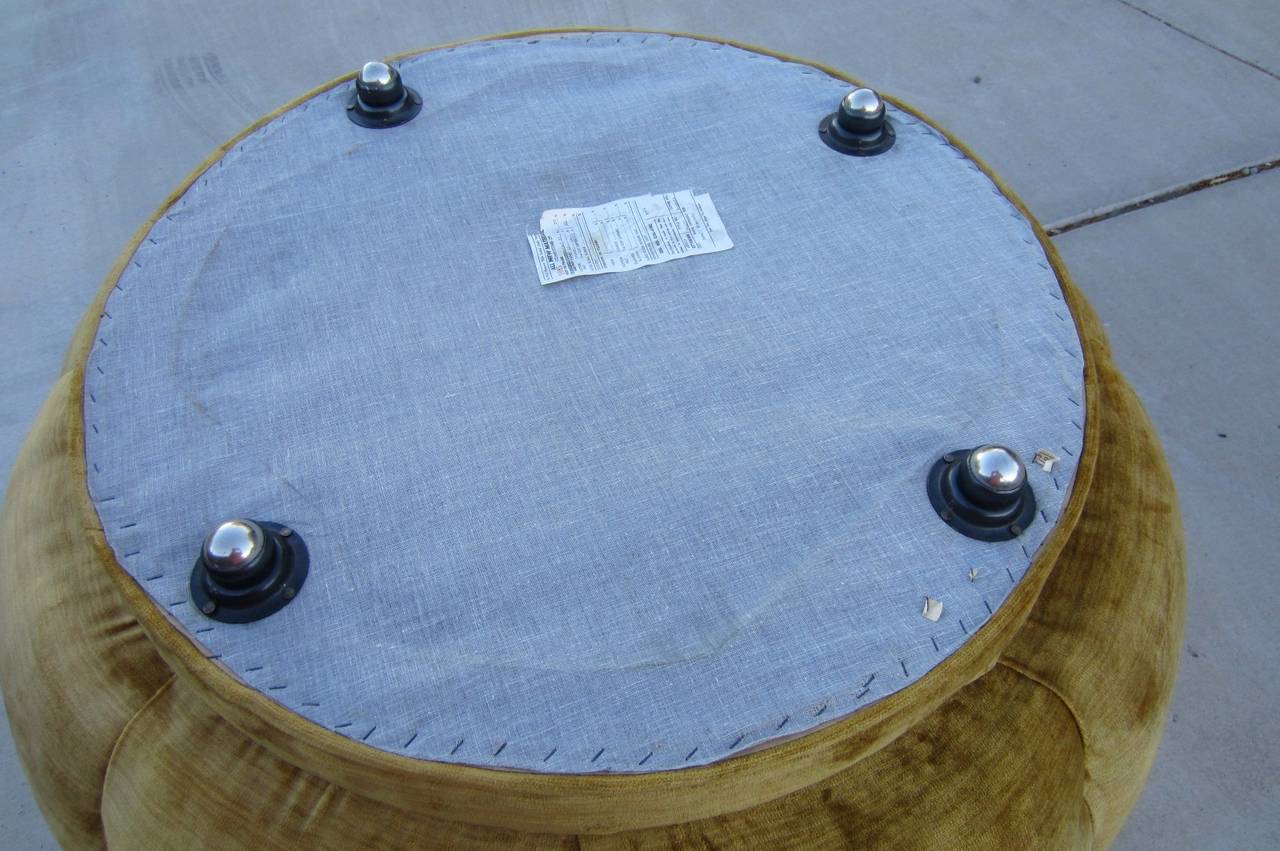 Pair of Large Hollywood Regency Rolling Pouf Stools or Ottomans in Velvet In Excellent Condition In Las Vegas, NV